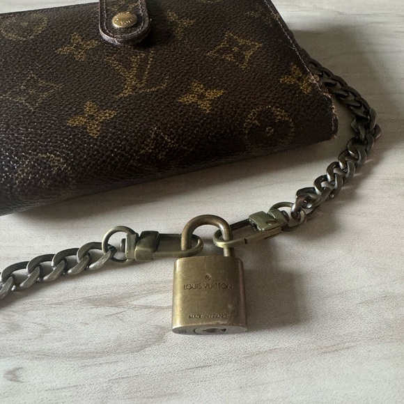 Louis Vuitton kisslock wallet and lock on chain - Picture 3 of 13